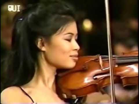 Want to see more of Vanessa-Mae? Click here: https://vanessamae.net/forumVanessa-Mae plays a rare version of Toccata & Fugue with her acoustic violin, accomp...