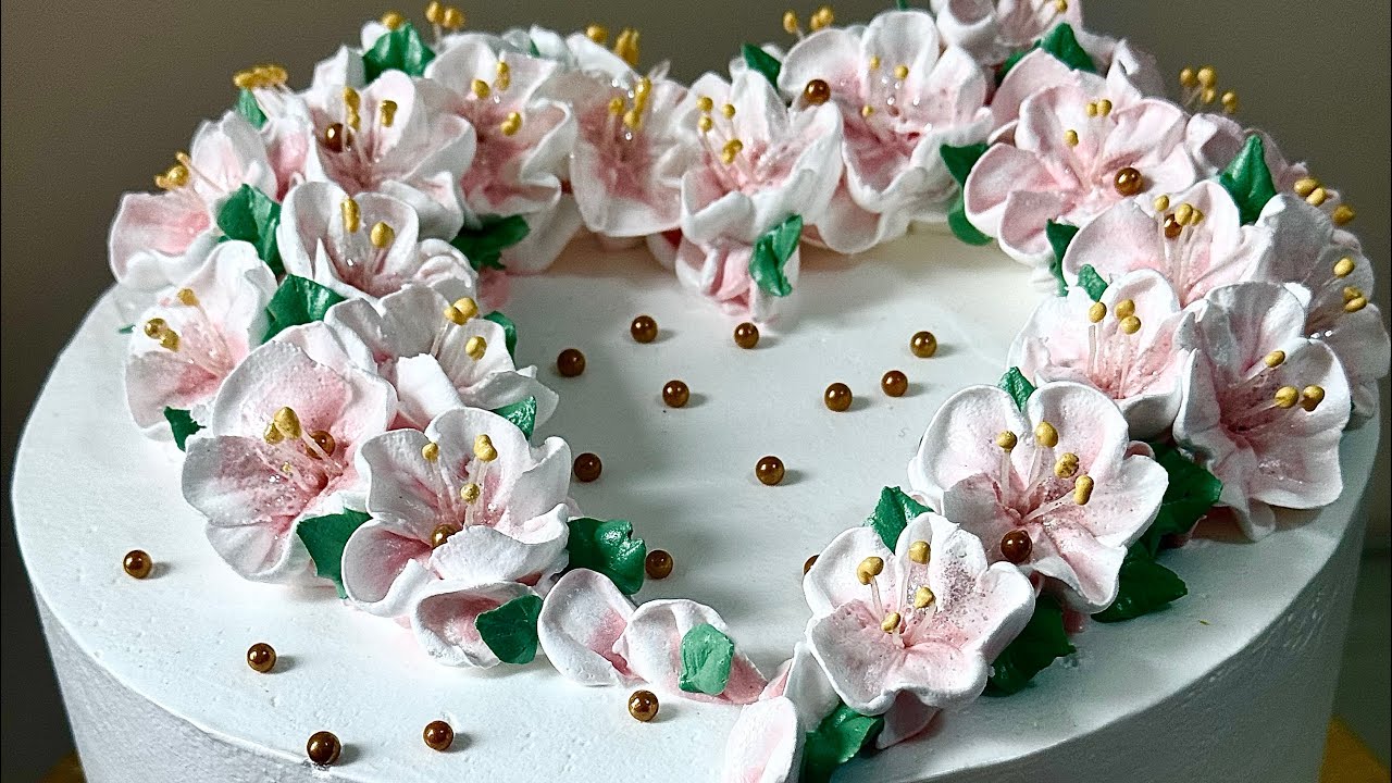 Украшение торта яблоневыми цветами.Сердце из цветов 🌸🌸🌸