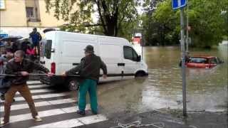 Povodeň 2013 - Libeň 3.6. - poledne (záchrana auta, Vltava, Rokytka, Libeňský most,...)
