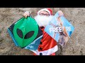 Mini Papai Noel Distribui Kit de Pipa para as Crianças no Natal