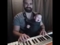 Người cha đàn piano quá êm tai khiến cho cậu bé ngủ ngay ngất