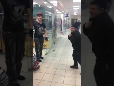 Школьник пытается пройти в вэйпшоп