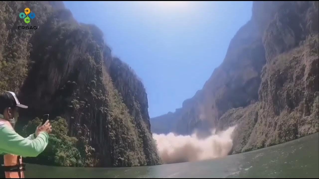 Momento de derrumbe en cañón de sumidero YouTube