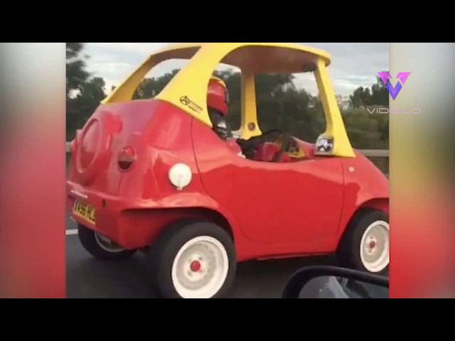 nena en auto de juguete