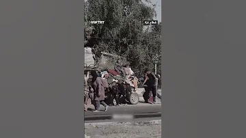 فيديو لنازح فلسطيني يمشي مت كئا على عك از ويدفع بيده الأخرى عربة بها أطفال خلال رحلة نزوحهم 