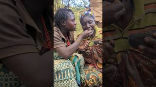 sharing style in the bush#hadzabetribe #africantribe #bushlife #deliciousfood#uniquelanguage#africa