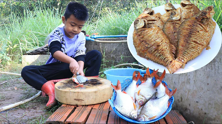 Little boy Seyhak has learnt carefully from mom how to cook fish / Little boy cook with confidence - DayDayNews