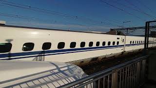 小田原駅に停車中の東海道新幹線N700系 J35編成(N700S)(手前)と通過するN700系 J9編成(N700S)