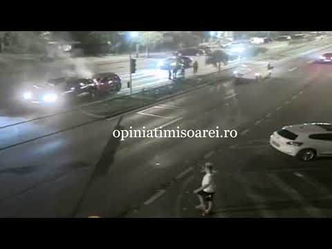 Accident filmat de camerele de supraveghere la Timisoara. Doua masini au luat foc