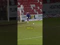 Questo gol del portiere ha battuto il record mondiale per il gol ufficiale più lungo di sempre 📏