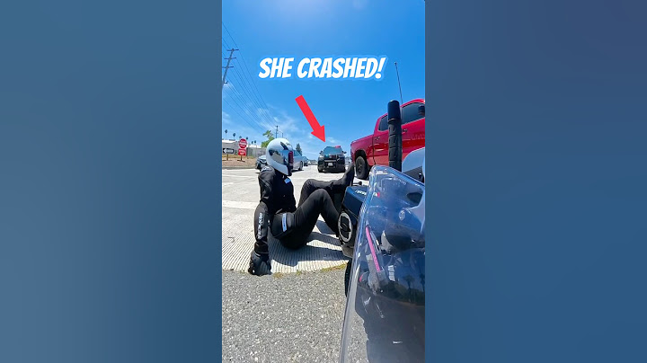 Cop helps girl pick up her motorcycle after she dropped it in traffic 🤩 (via ohitzmi2/tt)