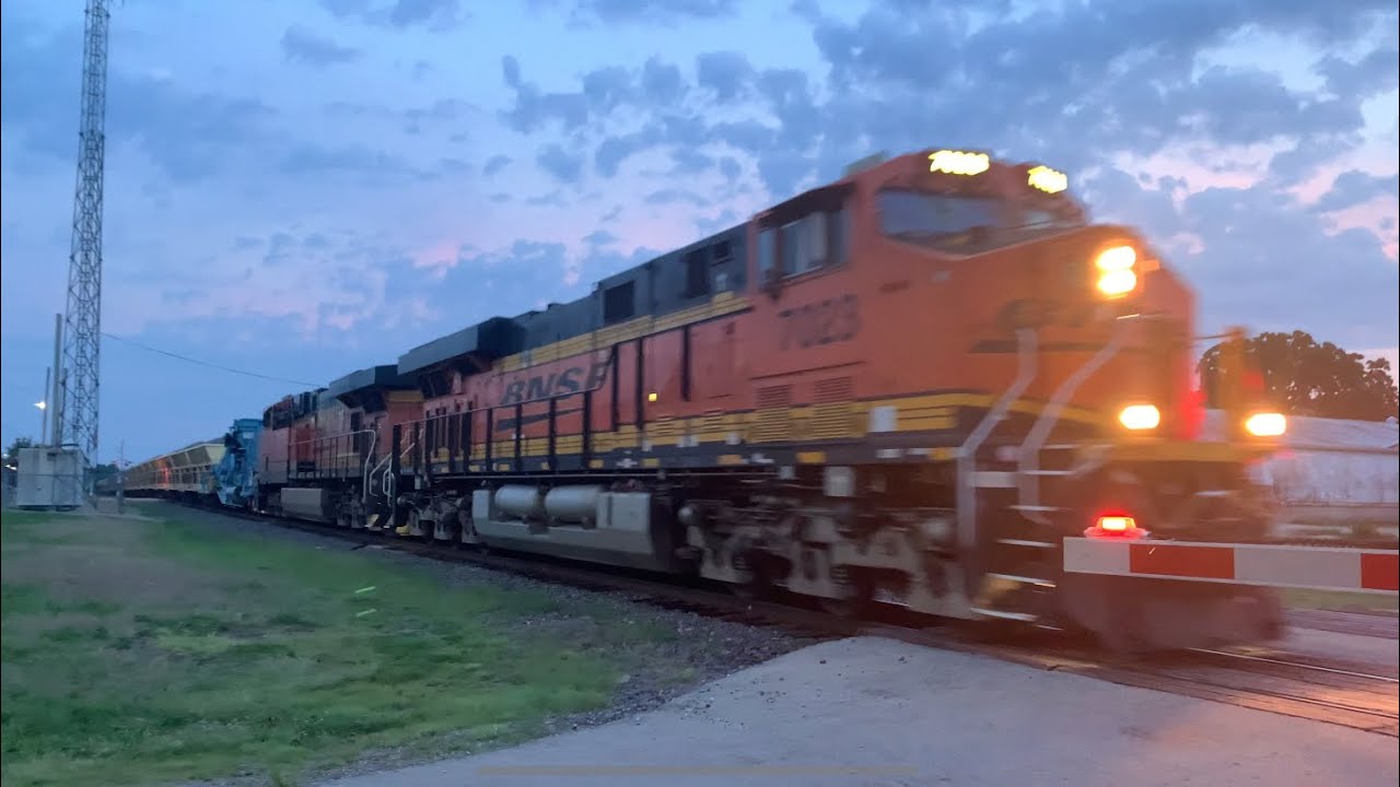 Iron Mountain Trap Rock train blows through Bismarck, Missouri in the