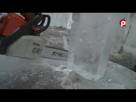 Видео: В региональном центре собрались мастера со всей России, чтобы украсить площадь Революции ледяными ск