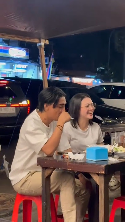 Lihat #charlyvanhouten bersama istrinya lagi makan #setiaband #st12
