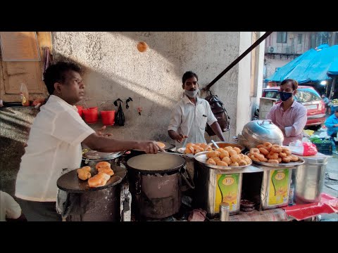 Flying Vada Pav of Mumbai | Vada Flying & Catching | Indian Street Food