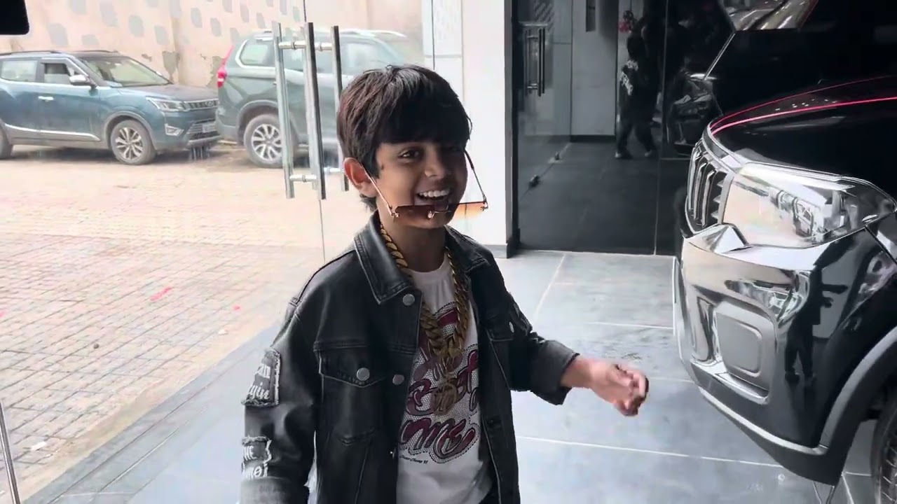 Aaj gya Mahindra showroom new ￼five door Roxx Thar￼ 🤗😇