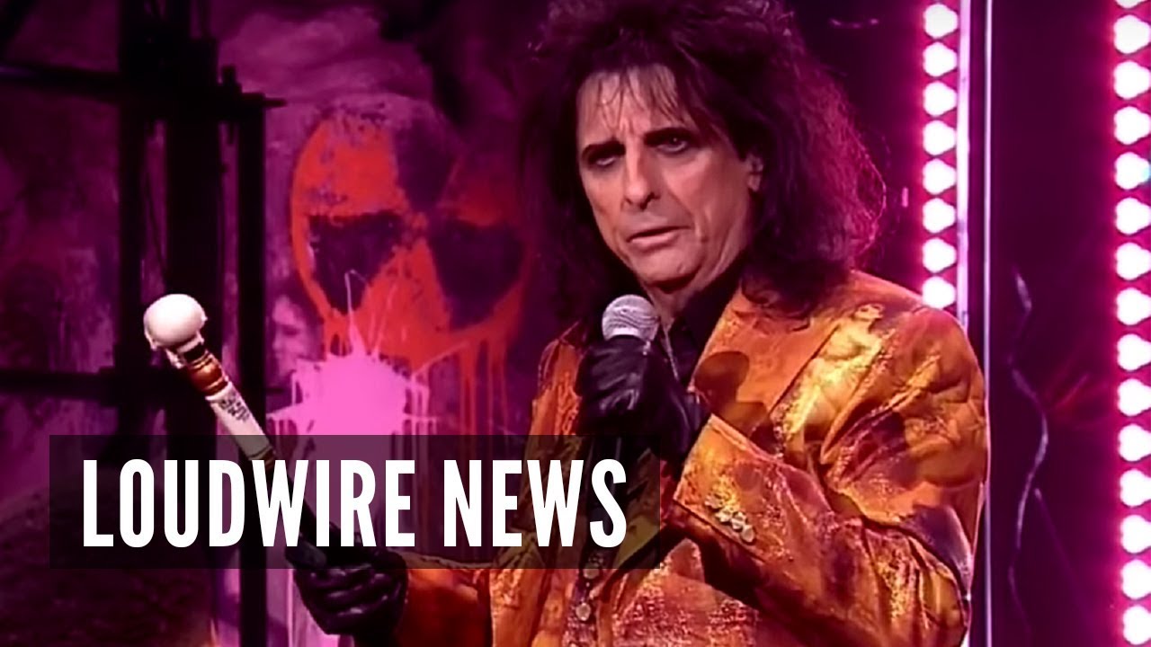 Alice Cooper Wows in 'Jesus Christ 