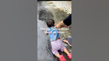 Bayan Mandi Air Hujan #shorts #shortvideo #fypyoutube #baby #cute #babygemesin #mandi #hujan