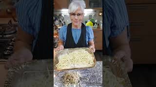 Pasta fresca fatta a mano al pomodoro e basilico