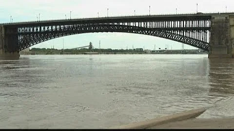 St. Louis falls below flood stage for first time i...