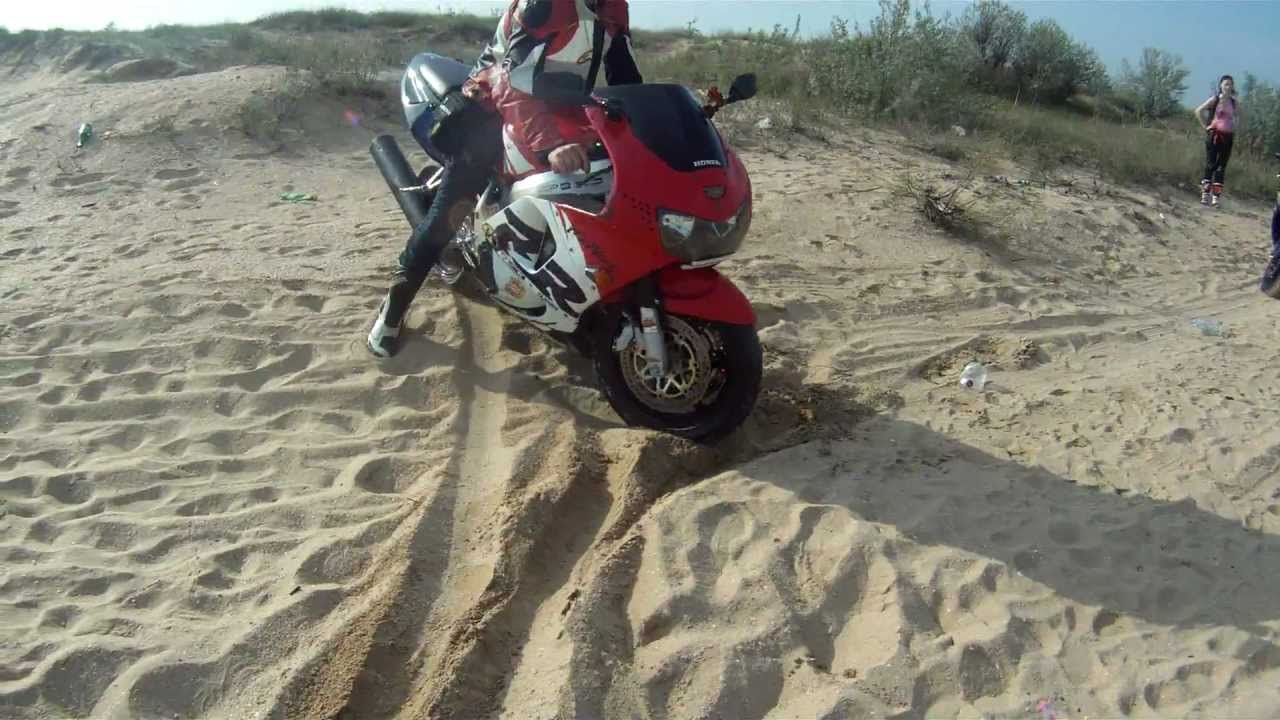 Спортбайки даже по песку едут!!! - YouTube