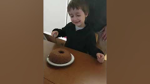 Luca cutting a cake...8 pieces in 3 cuts!