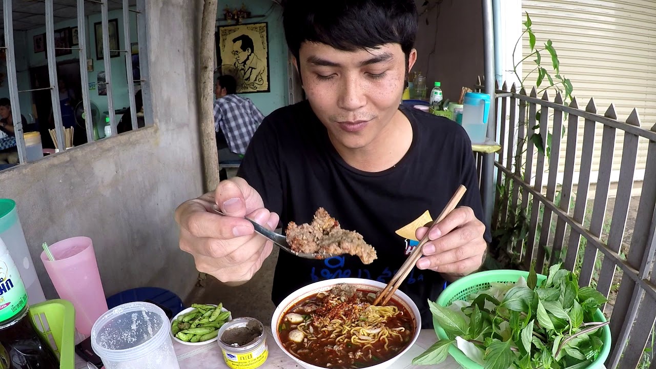 ก๋วยเตี๋ยวน้ำตกผสมต้มยำ ร้านประจำวังสามหมอ
