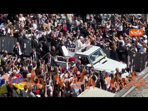 Video Il giro in papamobile di Leone XIV in piazza San Pietro dopo la Messa di Pasqua