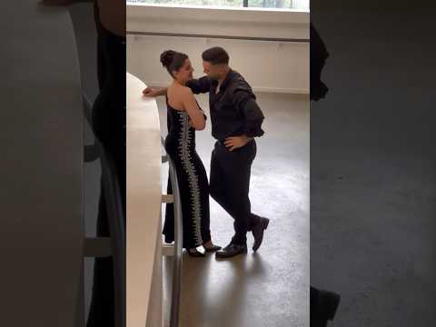 بيعاملني طيبه واحساس بيدلعني قدام ناس