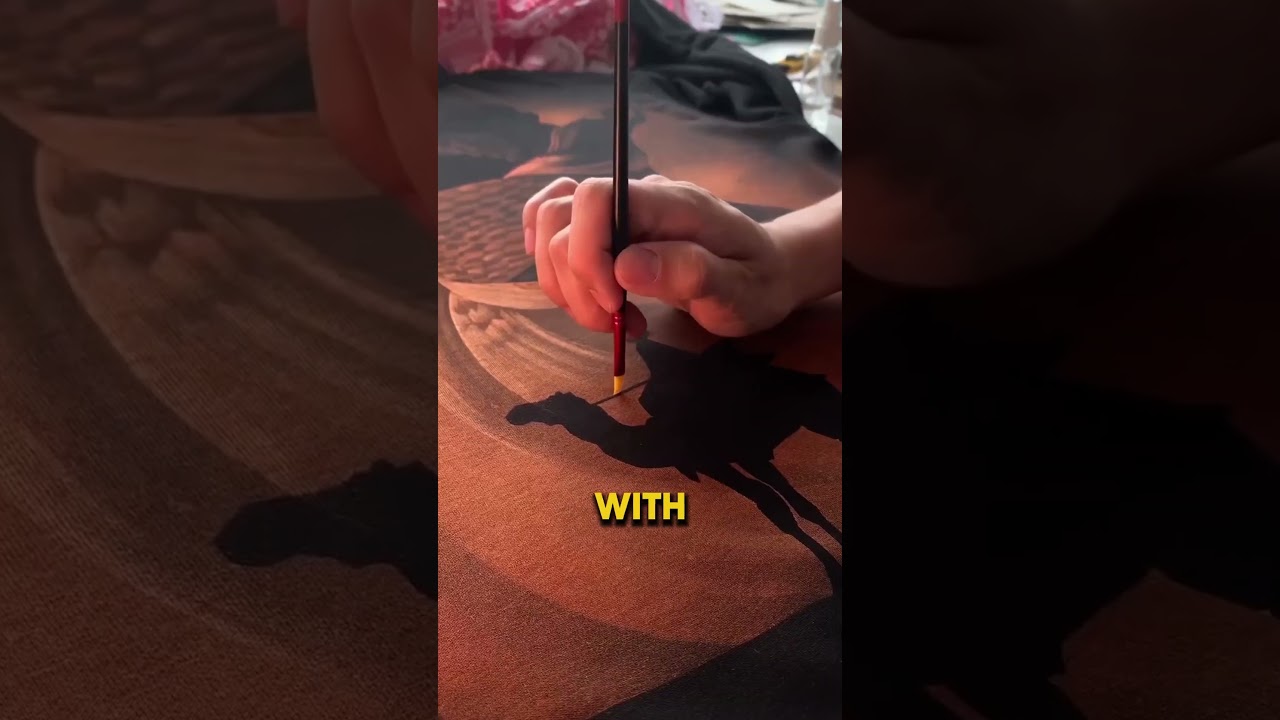 Он использует отбеливатель и кисти, чтобы создавать произведения искусства на одежде, и это выгля...