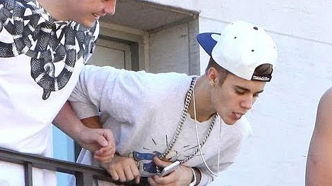 JUSTIN BIEBER RUDE TO HIS FANS