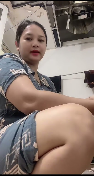Tante montok lagi masak,pahanya gede mulus