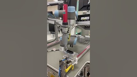 Integration of an automatic telescopic screw feeding system into a robotic screwing solution