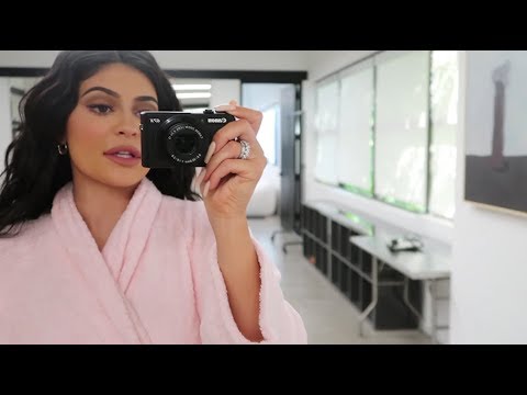 Video: Kylie Jenner Och Hennes Hår Ser Ut Förändras