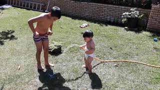 Brincando De Mangueira De Água Na Casa Da Vovó Márcia