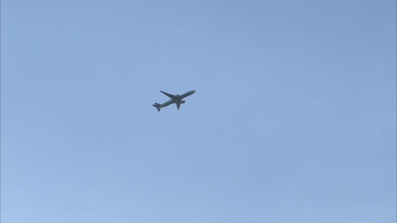 Air Canada Boeing 777W Flyby! GE90