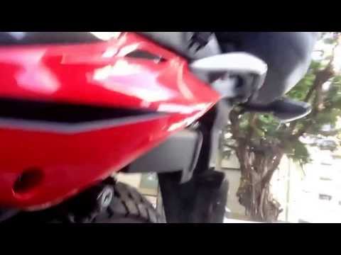 Vídeo: Como você prende um capacete de motociclista?