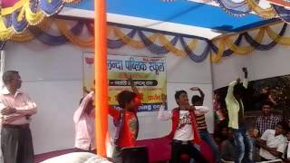 Abhi to pati suru Hui Hai school dance