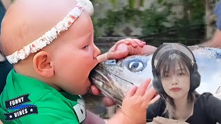 Baby Shark 🐳 Funny Meeting Between Baby And Fish