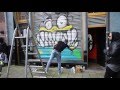 Chris Brown maakt een graffiti in Amsterdam