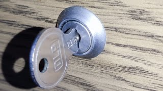 Аварийное вскрытие в письменном столе шкафчика. Emergency opening in a desk locker.