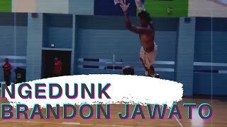 Aksi ngeDunk pemain Timnas Basket Indonesia BRANDON JAWATO