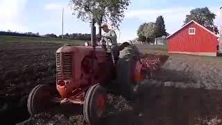 CASE DC pulling CASE 4 bottom Plow.