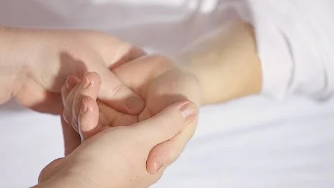 Perché quando cammino mi si gonfiano le mani?