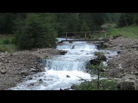 Дорогою до озера Синевир красиві водоспади