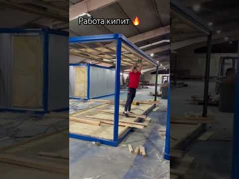 Строительные вагончики, много