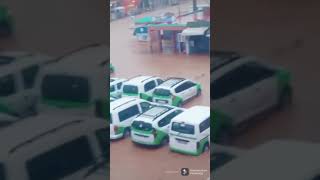مياه الأمطار تغمر الشوارع والمركبات