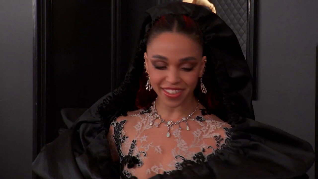 FKA twigs On The Red Carpet | Fashion Cam | 2020 GRAMMYs - YouTube