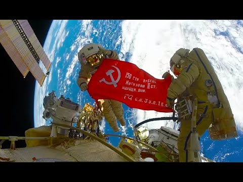 Российские космонавты  развернули в космосе Знамя Победы, 29.04.2022