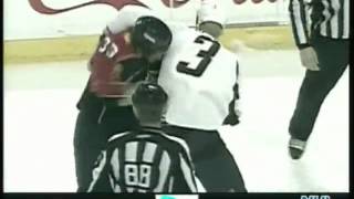 Hockeyfighters.cz  Wade Belak vs Steve MacIntyre.wmv